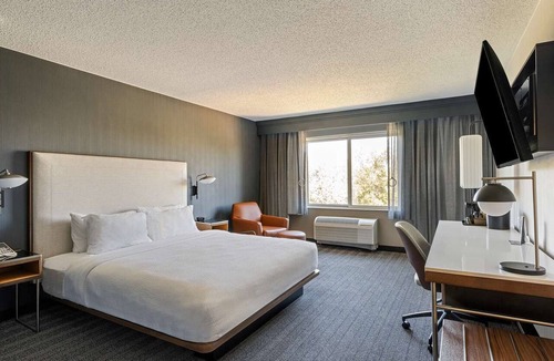 San Ramon Hotel | Experience a Relaxed Getaway! Pool, Free Parking, Minutes to Oakland Zoo!