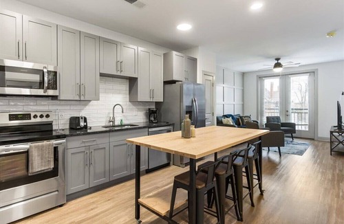 East Walnut HIlls Apartment | Experience Cincinnati! Walkable Modern Condo
