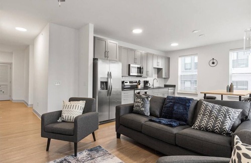 East Walnut HIlls Apartment | Explore Cincy! Stylish Condo by Shops & Dining
