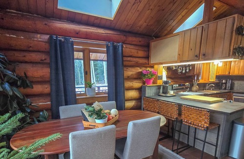 Fairbanks Cottage | Explore Fairbanks! Authentic Log Cabin w/Views