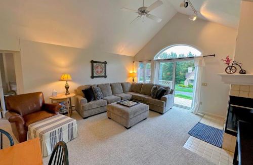 Carroll House | F14 Bretton Woods Condo along golf course short walk from Omni Mount Washington Hotel
