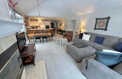 Carroll House | F14 Bretton Woods Condo along golf course short walk from Omni Mount Washington Hotel