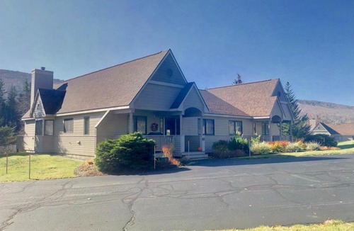 Carroll Villa | F2 Comfortable golf course townhouse within walking distance of Mount Washington Hotel