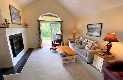 Carroll Villa | F2 Comfortable golf course townhouse within walking distance of Mount Washington Hotel