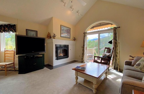 Carroll Villa | F2 Comfortable golf course townhouse within walking distance of Mount Washington Hotel
