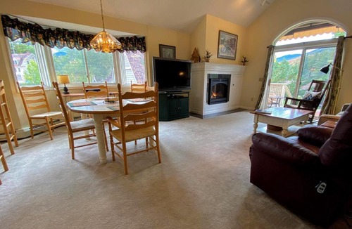 Carroll Villa | F2 Comfortable golf course townhouse within walking distance of Mount Washington Hotel