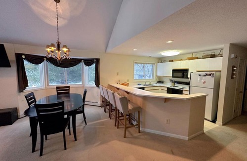 Carroll House | F22 Great location close to Bretton Woods Ski Area, Ice Castles, Mt Washington Hotel
