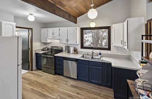 Bayshore - Klatt House | 🏔Family Friendly - Near Airport & Lake w/Mountain Views - No Chores
