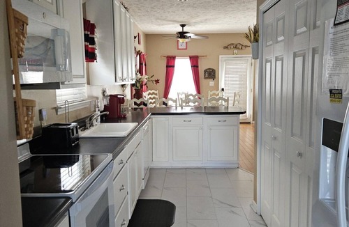 Surfside Beach House | Family‑Friendly Ocean‑View Home 4BR/3BA Steps to Beach Sleeps 8‑10