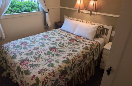 Marina District Hotel | Family-Friendly Room with Seperate Queen Bedroom and Two Twin Bedroom w/parking