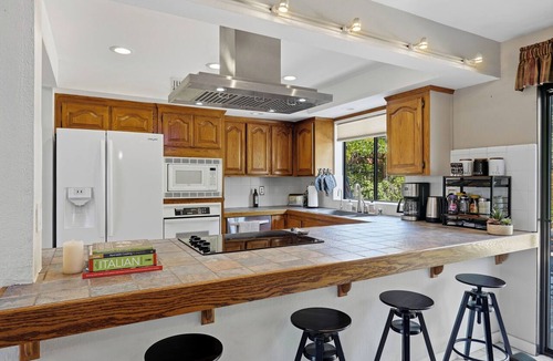 Oakhurst House | Family Friendly Retreat 35 min to Yosemite Hot Tub + Fire Pit Pets Welcome