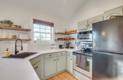 Springfield Apartment | Farm Loft w/Patio, Outdoor Kitchen, Fire Pit, Orchards & Disc Golf on-site