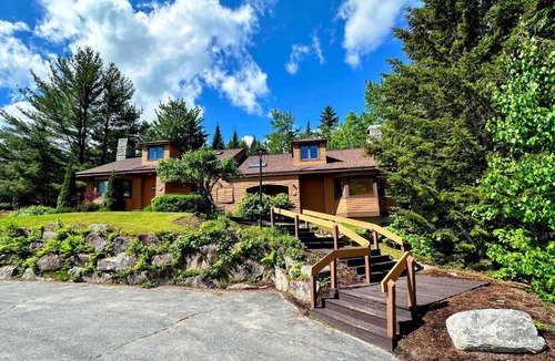Carroll House | FC43 Renovated cozy spacious cottage with AC air hockey wifi close to ski trails