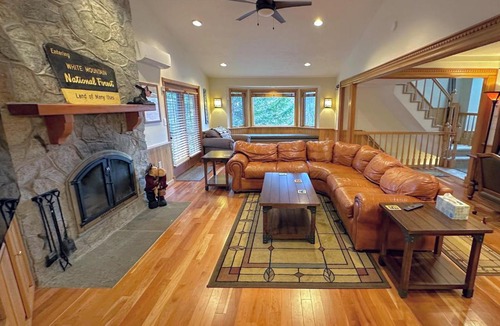 Carroll House | FC43 Renovated cozy spacious cottage with AC air hockey wifi close to ski trails