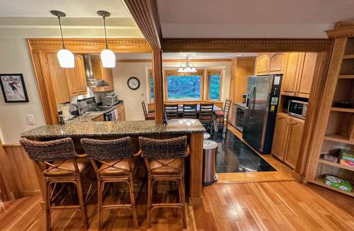Carroll House | FC43 Renovated cozy spacious cottage with AC, air hockey, wifi close to ski trails!