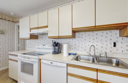 Fenwick Island Condo | Fenwick Island Condo on 2nd Floor w/Free WiFi, Washer/Dryer, Central AC, & Cable