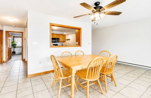 Intervale Condo | Fireside Eagle Ridge Retreat - Mountain Views & Pool - 5 Mi to Storyland