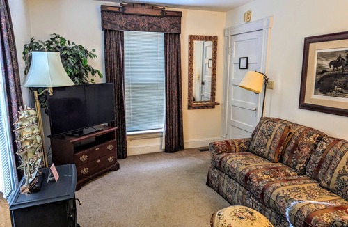 Lebanon Apartment | Five room suite designed for comfort and relaxing well located near downtown