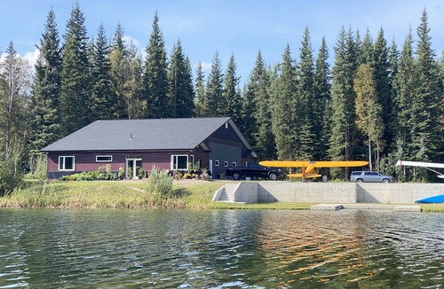 North Pole Apartment | Fly or drive-in waterfront aurora-viewing 1 br apartment on airstrip and lake.