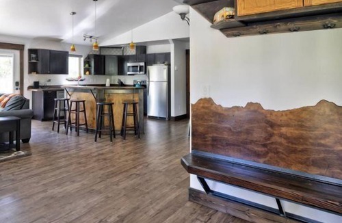 Talkeetna Ski Chalet | Forrest Glenn Chalet in Talkeetna, Alaska. Family Friendly, Near Denali National Park, Sleeps 8