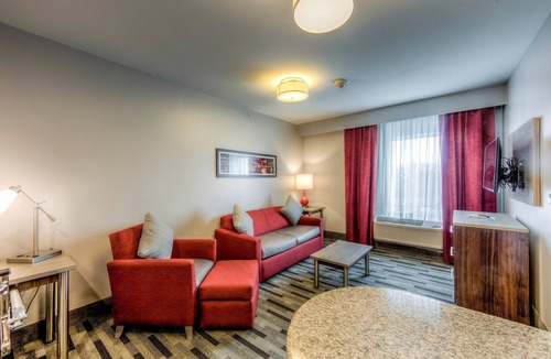 Columbus Apartment | Free Breakfast! Suite Only 1 Mile from OSU! Indoor Pool!