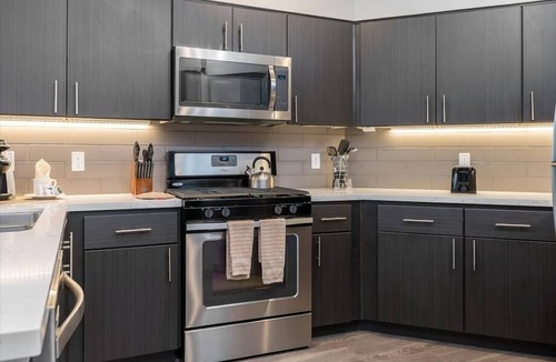 Menlo Park Apartment | Free Parking! Heated Pool & Spa | nr Menlo Park Rail