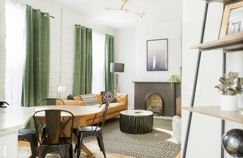 Victorian Village Apartment | FREE Parking | Smart TV | Steps to Everything