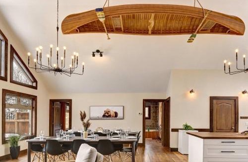 Labelle Ski Chalet | Front RIVER private BEACH 2 HOT TUBS 15 p SAUNA