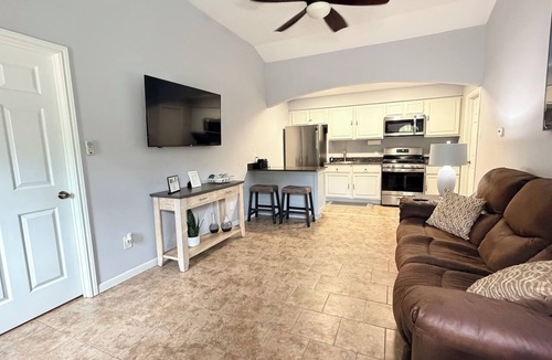 Crockett House | Fully furnished Executive suite for single or couples.