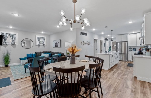 St. Louis House | Fully Stocked 4BR Bungalow | Near Tower Grove Park & The Grove | Free Parking