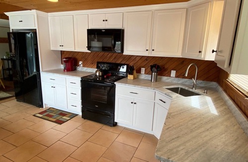 Oxford House | Fun Lakefront Home; fish, boat, kayak, Hot Tub, Casino - Aug 1-8 week 20% off