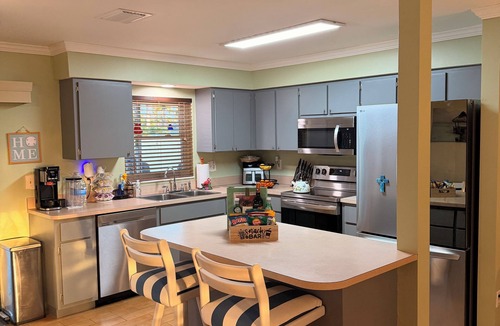 Pelican House | FUN Pristine Pool, Pet,Kids ,Sleeps 7and FastWIFI-7day min 5 min Water Park