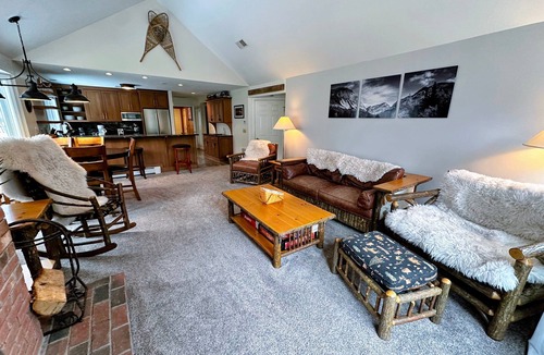 Carroll Condo | FV44 tastefully updated single level with AC, WiFi, minutes from skiing, Dog Friendly!