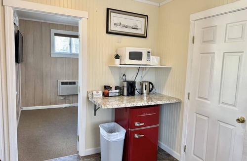 Hulls Cove Cabin | Gallagher`s Travels Cabin 4 (2 Bedroom king/Queen)