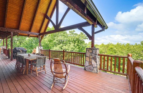 Spruce Pine House | Game Room + Deck: Spacious Spruce Pine Retreat!