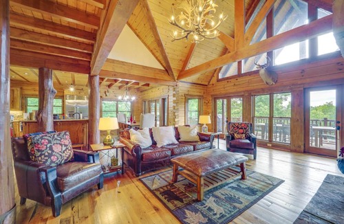 Spruce Pine House | Game Room + Deck: Spacious Spruce Pine Retreat!