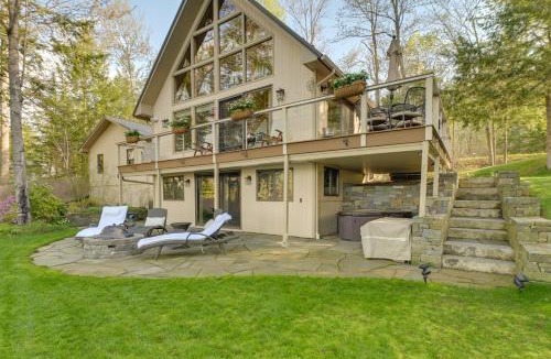Dedham House | Gateway to Acadia! Green Lake Home w/Hot Tub