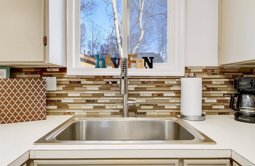 University Area House | Generational Home w/Separate Spaces 1King 2Queen, Neighbors to Prov & ANMC.
