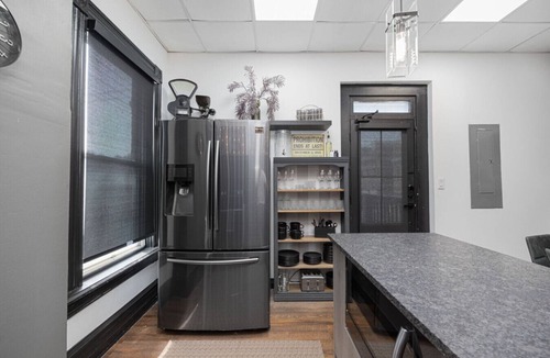Downtown Columbus Apartment | German Village Speakeasy | Private Balcony
