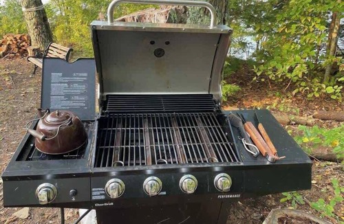 Monmouth House | Glamping Lakefront Island Retreat w/Kayak & Pet-Friendly