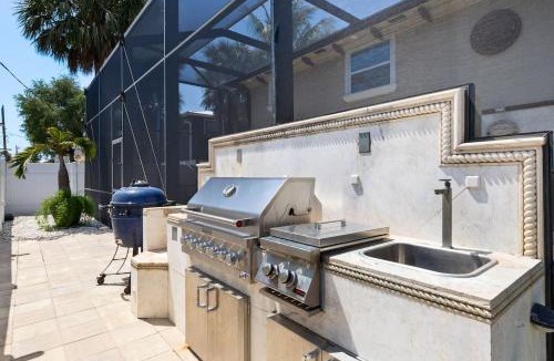 Mid Island House | Gorgeous 1BR Residence with Pool and Spa at Margarita Mansion