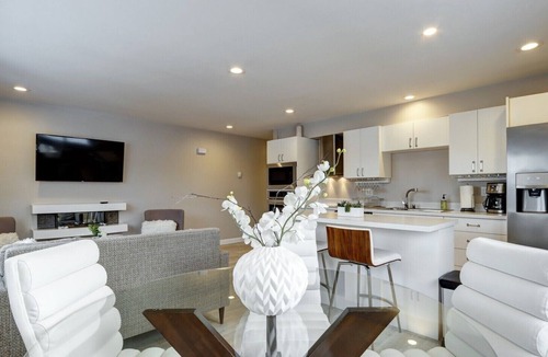 Spenard Apartment | ✴Gorgeous Apartment - Awesome Location✴