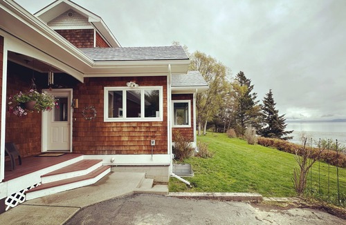 Homer House | Gorgeous Cozy Spacious Bayfront home with Stunning Views and Beach Access