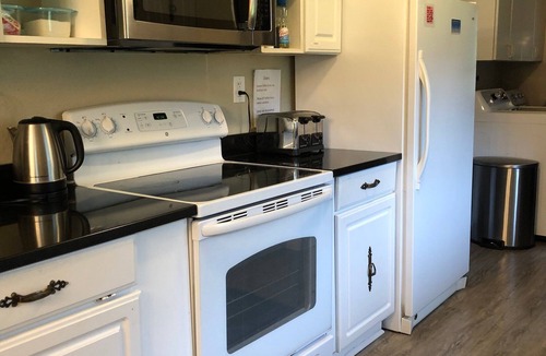 Mendenhaven Hostel | Grandma's Private Room and Bath - DISCOUNTS ON TOURS
