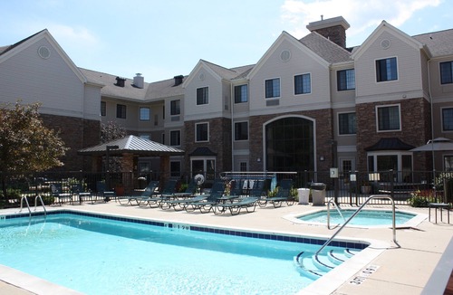 East Paris Condo | Great Location | FREE Wi-Fi + Pool + Hot Tub