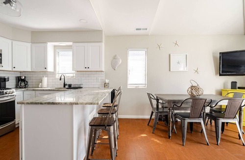 Diamond Beach Condo | Great location, ocean + bay view, seasonal heated pool, garage, bikes, modern