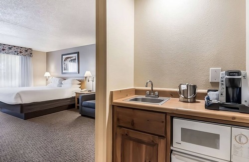 Palm Valley Hotel | Great Relaxing Overnight Stay at Red Lion Goodyear Phoenix! Free Parking, Pool