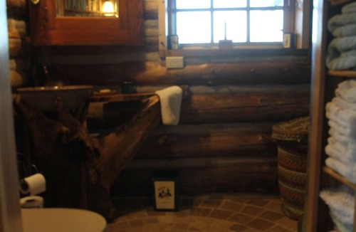 Amherst Cottage | Green, unique, comfortable, open loft cabin