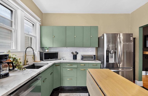 Schnitzelburg House | Group-friendly Beechmont retreat with backyard!