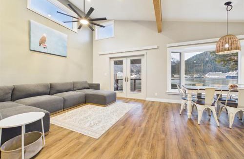 West Juneau House | Group Getaway Oceanfront w Private Rocky Beach